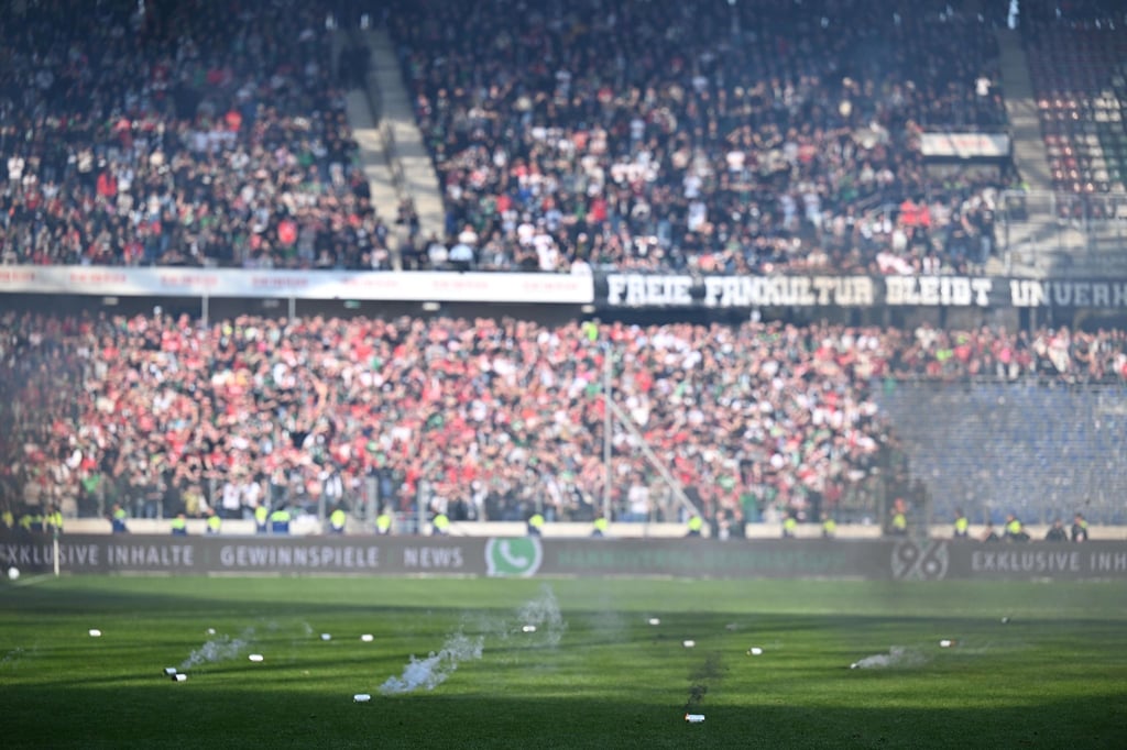 Beim Derby Hannover 96 gegen Eintracht Braunschweig kam es in der vergangenen Saison zu vielen Unterbrechungen.