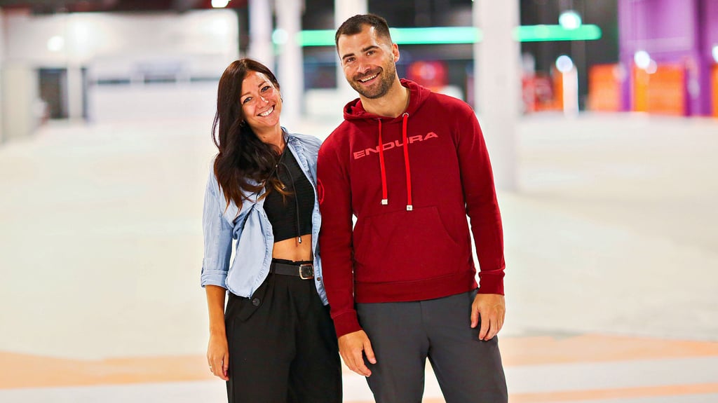 Susan Bensch und Finn Schley stehen in der ehemaligen Halle des „Gravity“, wo sie in diesem Jahr die immersive Erlebniswelt „Findora“ eröffnen.