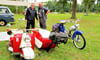 Vereinsvorsitzender Robin Kunicke (rechts) spricht mit Stefan Höppner aus Rostock, der bereits am Dienstag zum zweiten Treffen des Vereins Trabant-Familie Ostdeutschland in Mügeln angereist ist. 