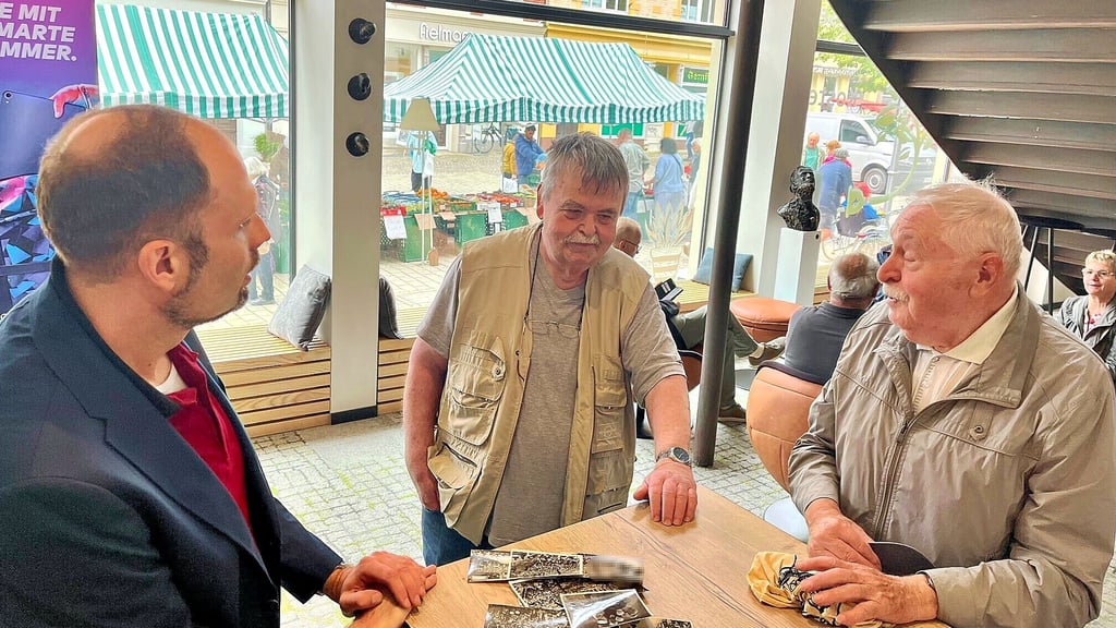 Bei MZ vor Ort im Coworking-Space kam Regionalhistoriker Petrik Wittwika mit Matthias Jonack und Winfried Schmidt (v. li.) ins Gespräch.