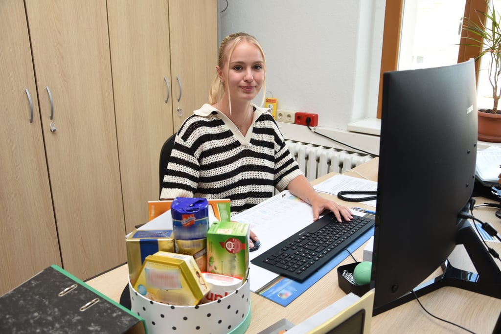 Pia Lemke an ihrem neuen Arbeitsplatz. Das süße Präsent im Vordergrund haben ihr Kollegen überreicht. Aus einem ganz bestimmten Grund.