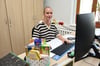 Pia Lemke an ihrem neuen Arbeitsplatz. Das süße Präsent im Vordergrund haben ihr Kollegen überreicht. Aus einem ganz bestimmten Grund.