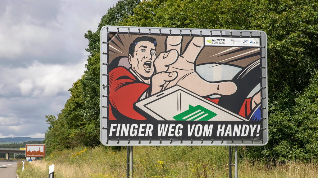 Der Fahrer eines Kleintransporters hantierte während der Fahrt auf der A14 mit dem Handy.