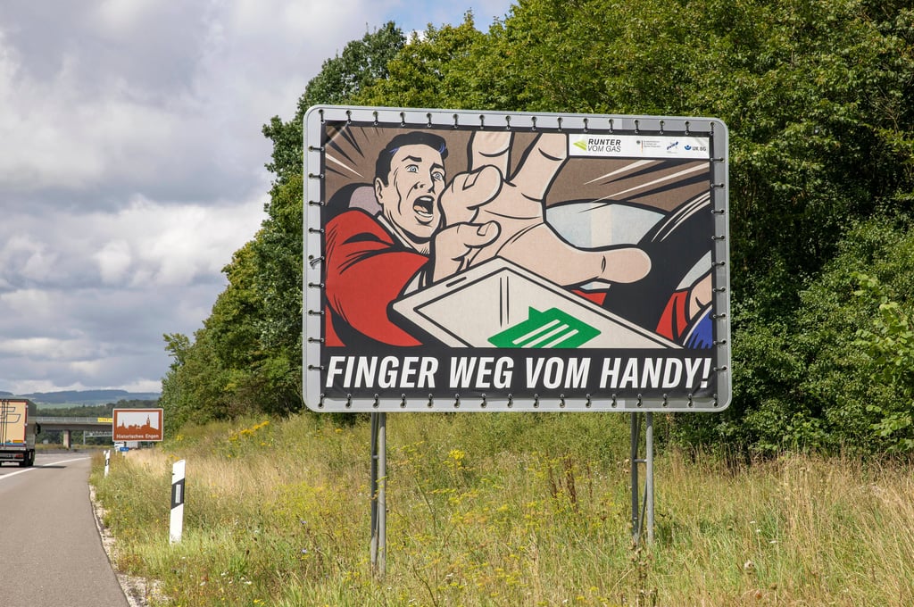 Der Fahrer eines Kleintransporters hantierte während der Fahrt auf der A14 mit dem Handy.