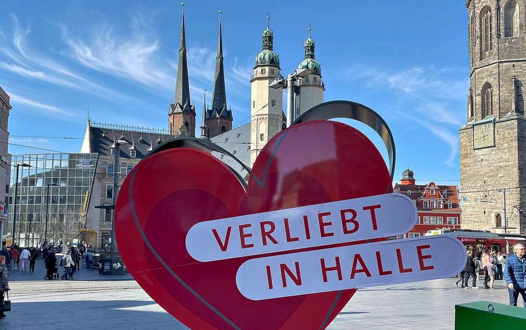 Halle zum Mitnehmen – das Stadtmarketing setzt auf starke Bilder, wie hier auf dem Marktplatz.