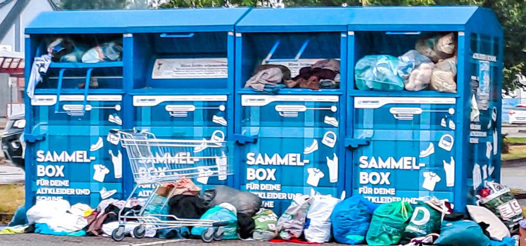 An den noch vorhandenen Sammelstellen in Oschersleben, wie auf dem Marktkauf-Parkplatz, quillen die Container über.