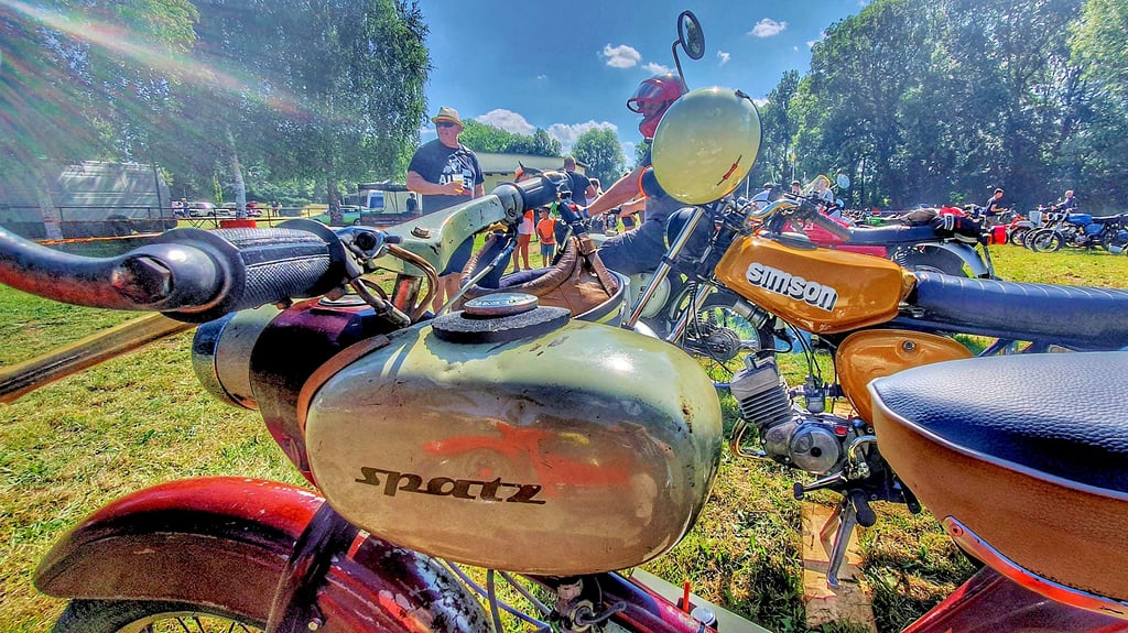 Auf der „Insel“ in Mehringen kommen Oldtimer- und Zweitaktfreunde am Wochenende wieder voll auf ihre Kosten.