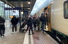 Ein Fahrgast ist am Bahnhof Gommern aus dem Regionalexpress geworfen worden, weil er ohne Zugticket unterwegs war und die Mitarbeiter beleidigt und bedroht haben soll. Aus Wut warf er wohl mit Steinen.