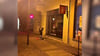 Tom Wienholz, auch „Teletom“ genannt, kniet in der Breiten Straße in Aschersleben und bettelt um Datenvolumen. Das Foto geht viral.