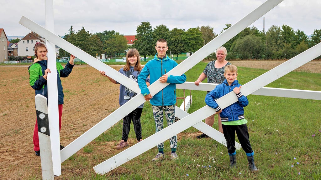 Die Mädchen und Jungen des Kinderheims in der Zeitzer Elsterstraße sind nicht nur begeisterte Reiter, sondern helfen auch der Vereinsvorsitzenden Kerstin Grajek bei den Vorbereitungen für das Bergisdorfer Reitturnier. Melissa (von links) , Kim, Chris, Kerstin Grajek und Janne bauen das Dressur-Viereck auf.
