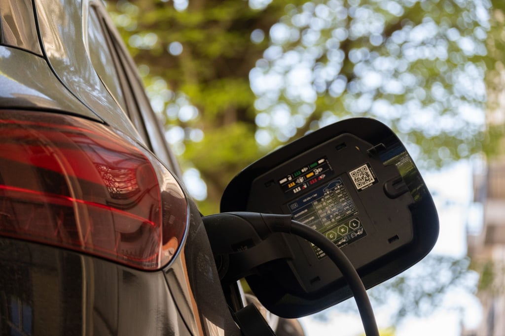 Ein E-Auto an einer Ladesäule. Im zweiten Quartal haben sich laut „E-Barometer“ der HUK Coburg so viele private Autokäufer für ein E-Auto entschieden wie seit Streichung des „Umweltbonus“ Ende 2023 nicht mehr. (Symbolbild)