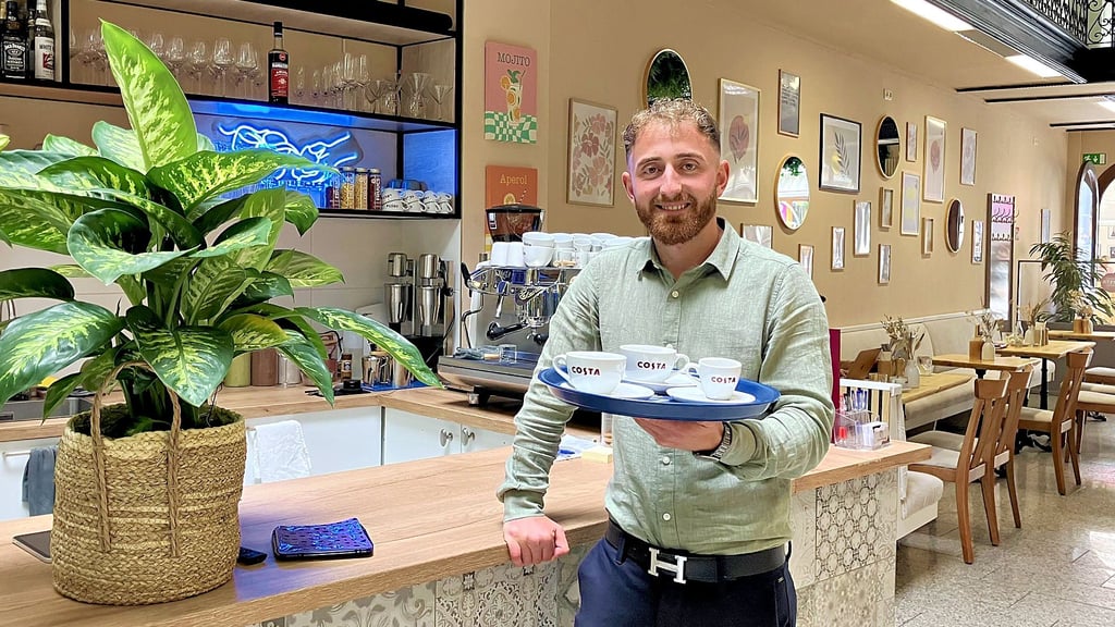Hier soll jeder willkommen sein: Agustin Bardholi und sein Team laden ins neue G77 in der Großen Steinstraße 77 in Halle ein.
