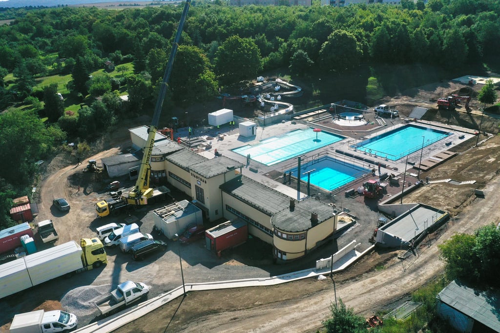 Blick auf das sanierte Stadtbad aus der Luft. Hier sind die vier neuen Edelstahlbecken gut zusehen. Per Kran wurden am Mittwoch die neuen Sanitärcontainer ins Bad gehoben.
