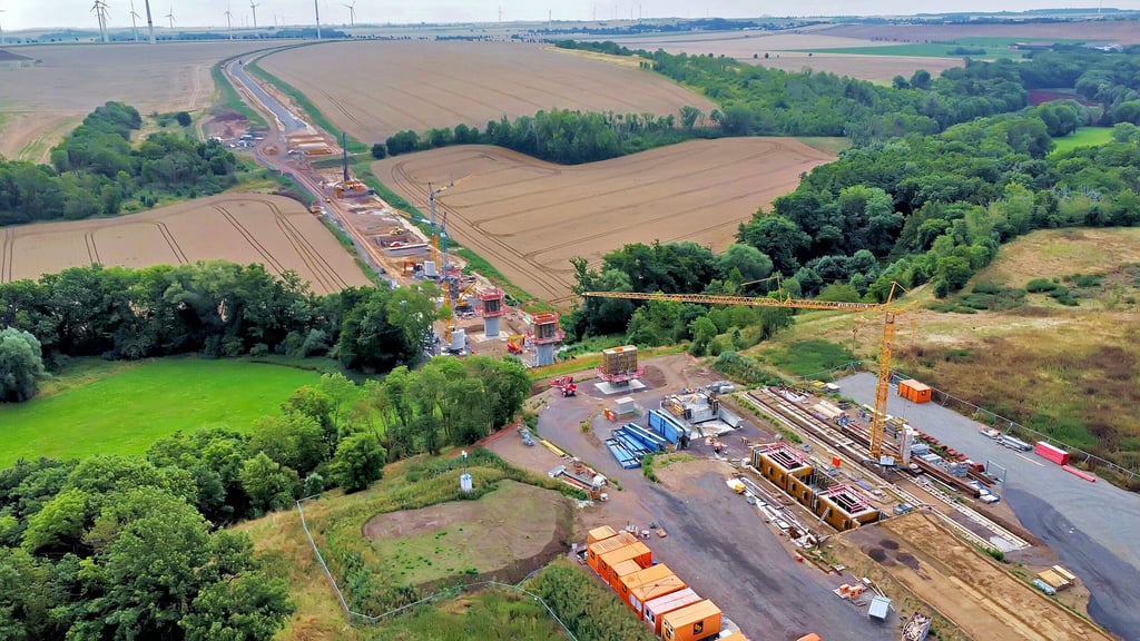 401 Meter lang soll die Einetalbrücke werden. 25 Meter lange Brückenabschnitte sollen 2026 vor Ort gefertigt und eingeschoben werden.