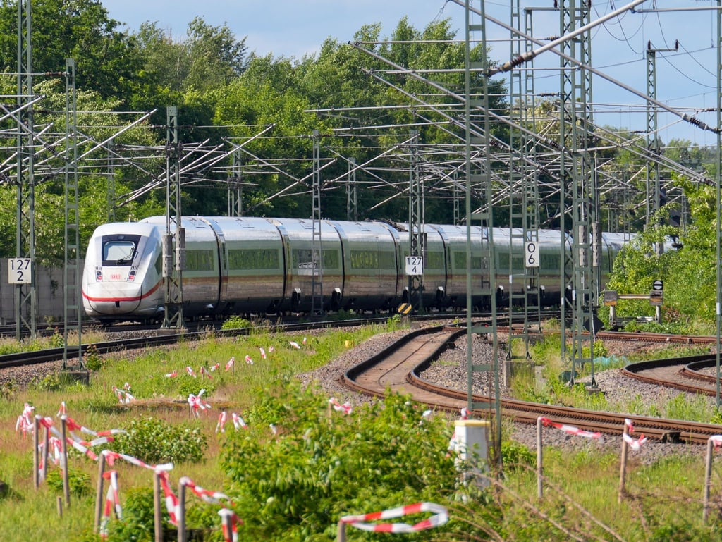 Neun Monate kein Zug auf der Strecke Hamburg-Berlin - für Pendler werden die kommenden Wochen eine Herausforderung. (Archivbild)