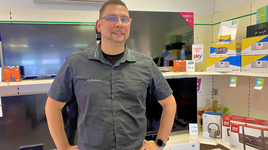 Kevin Wolters in seinem eigenen Metier, dem Elektronikfachgeschäft KraWo in Jessens Langer Straße.