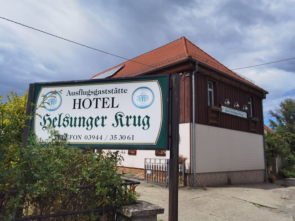 Die Ausflugsgaststätte „Helsunger Krug“ am Fuße der Teufelsmauer bei Timmenrode wird aufwendig umgebaut. Für Wanderer und Ausflügler ist aber an den Wochenenden der große Biergarten geöffnet.