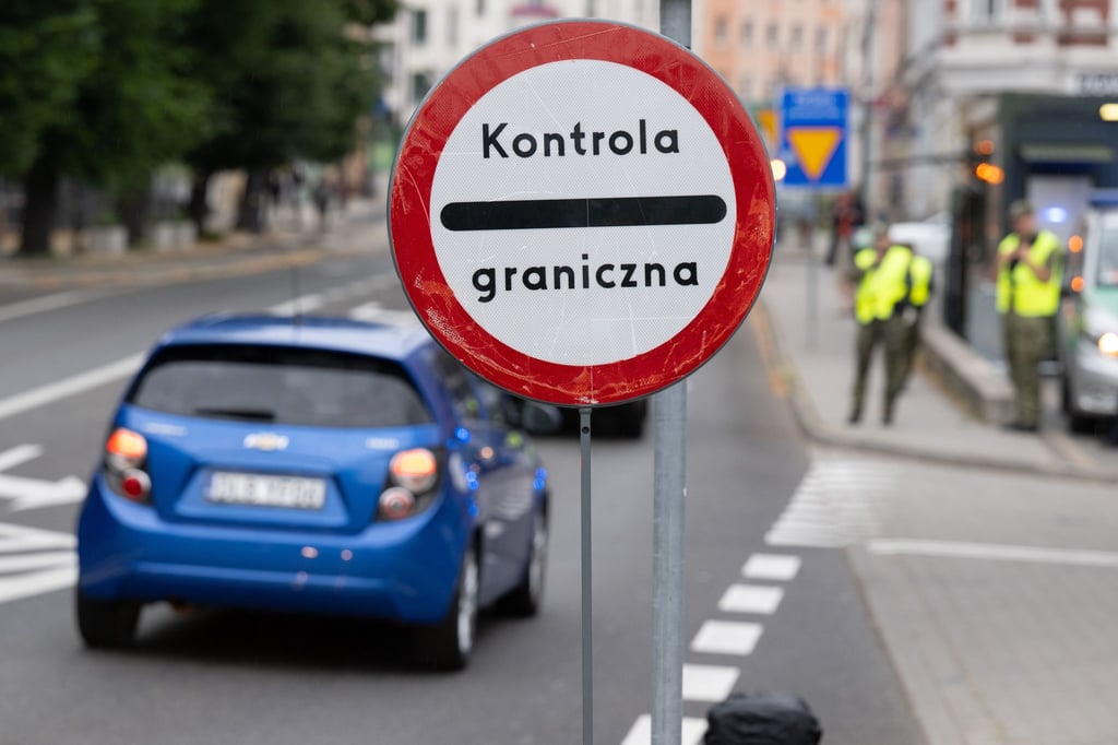 Polnische Grenzschützer stehen auf der polnischen Seite hinter der Stadtbrücke von Görlitz: Polen will einem Bericht zufolge die Grenzkontrollen verlängern. (Archivbild)