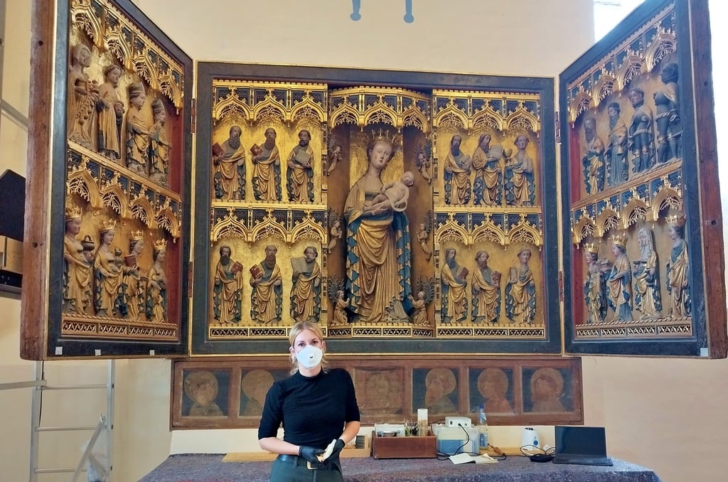 Die Restauratorin Juliane Brand vor ihrem neusten Projekt, dem Marienaltar in Gardelegen.