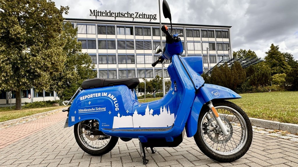 Sie ist das neue Erkennungszeichen der MZ bei Vor-Ort-Terminen: die blaue Eelktro-Schwalbe.