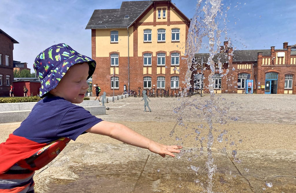 Es plätschert am Bahnhofsvorplatz in Burg. Die Wasserfontänen sind eine willkommene Abkühlung und beliebter Treff.