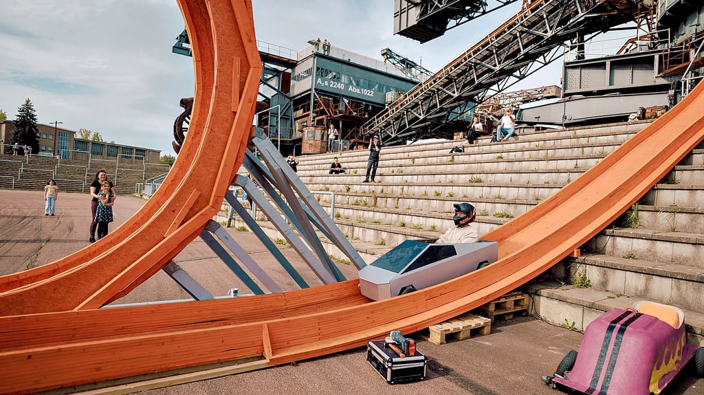 2024 ist in der Arena auf dem Festivalgelände unter anderem sogar eine Art Seifenkistenbahn gebaut worden – mit Looping.