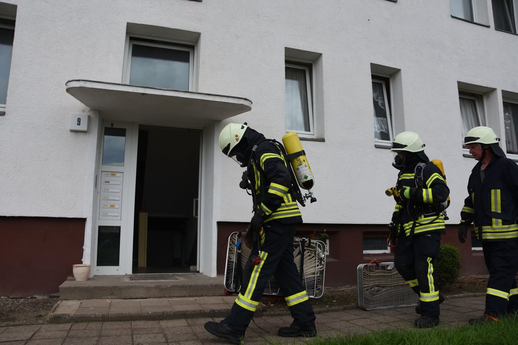 Die Feuerwehr auf dem Weg in die betreffende Wohnung.