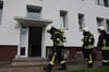 Die Feuerwehr auf dem Weg in die betreffende Wohnung.