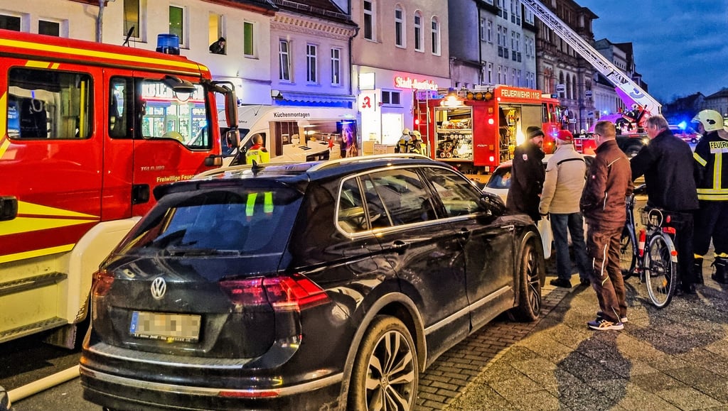 In Köthen brannte es in einer Wohnung an mehreren Stellen – die Feuerwehr und ein aufmerksamer Passant konnten Schlimmeres verhindern.