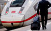 Ein Intercity-Express-Zug hält an einem Bahnsteig – ab dem 1. August ist das auch für mehrere Monate in Salzwedel wieder der Fall.