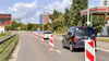 Wie hier an der Tankestelle an der Magistrale wurde ein Teil der Fahrbahn abgesperrt, damit Querungen gebaut werden können.