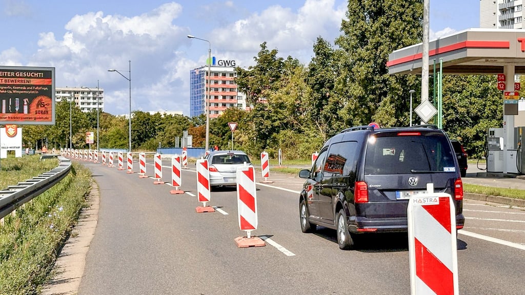 Wie hier an der Tankestelle an der Magistrale wurde ein Teil der Fahrbahn abgesperrt, damit Querungen gebaut werden können.