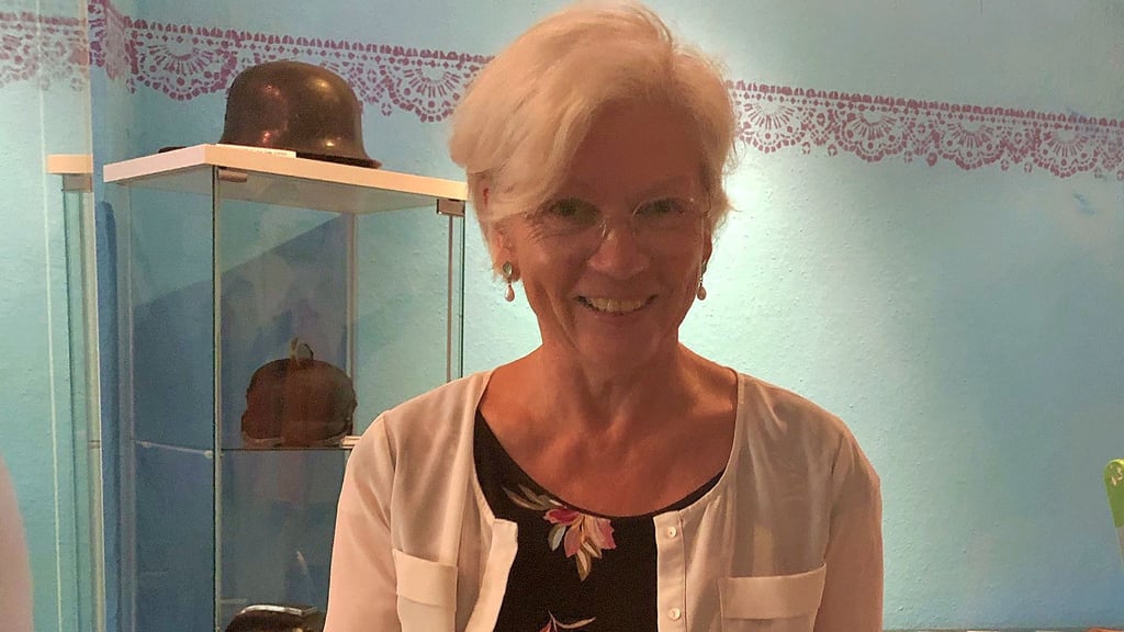 Sybille Zugowski bereitet die Ausstellung vor.