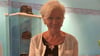  Sybille Zugowski bereitet die Ausstellung vor.   