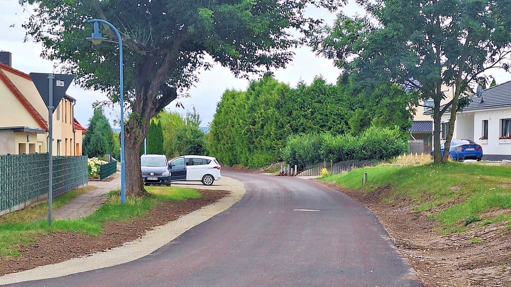 Die Straße Am Wasserturm in Egeln strahlt zur Freude der Anwohner in neuem Glanz. Sie hat eine neue Asphaltdeckschicht bekommen.
