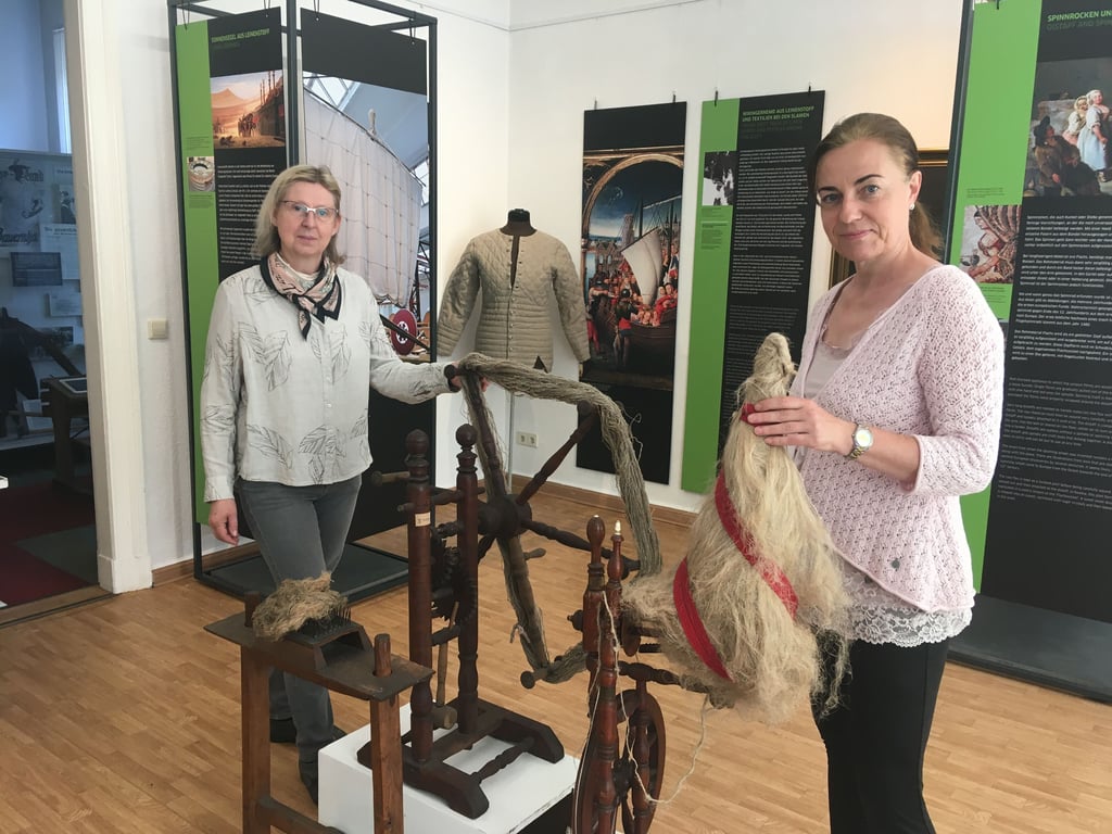Museumsleiterin Antonia Beran (links) und Museumspädagogin Simone Menz mit den traditionellen Maschinen zur Kleiderproduktion.