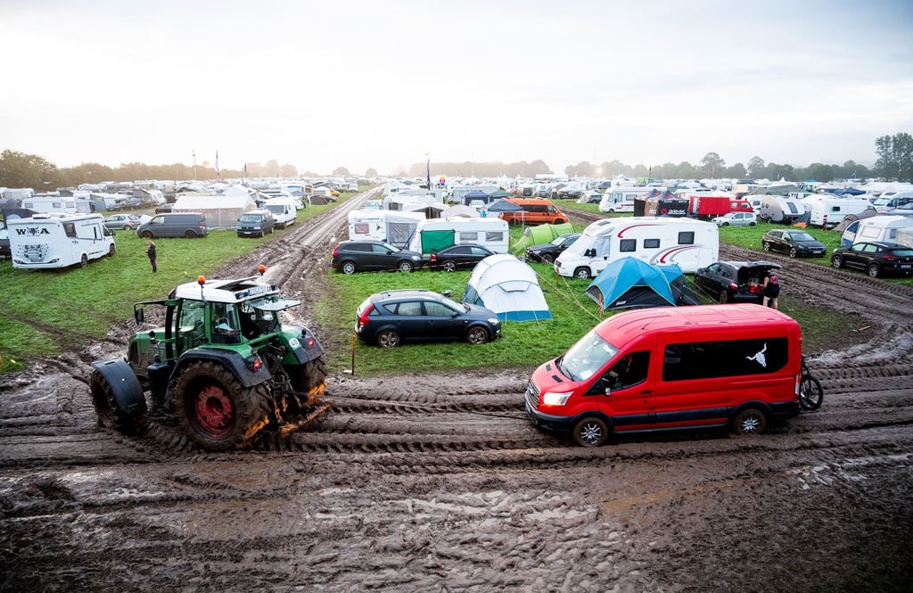 Wenn nichts mehr geht, kann ein Traktor Steckengebliebene aus dem Schlamm befreien.