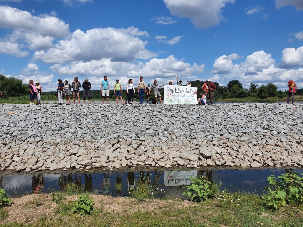 Eine Rückstufung der Wasserstraße Elbe haben die Teilnehmer des Internationalen Elbe-Saale-Camps bei ihrem Protest am Mittwoch, 30. Juli, von Bundesverkehrsminister Patrick Schnieder (CDU) gefordert. In diesem Rahmen haben sie die Baustelle an der Elbe zwischen Aken und Lödderitz symbolisch besetzt.