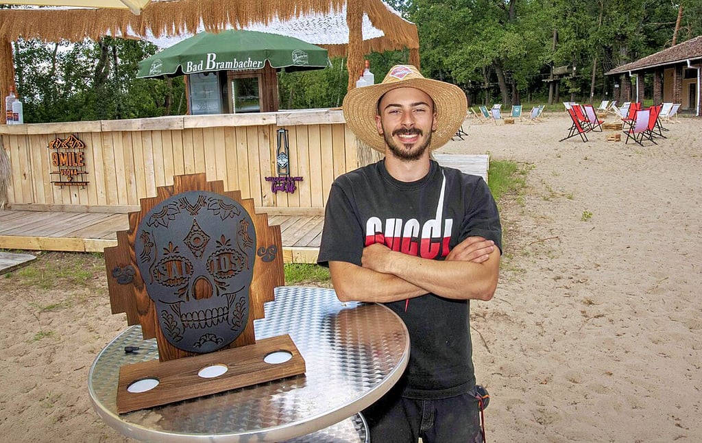 Manolo Braun zeigt den Partybereich für die Beachparty.