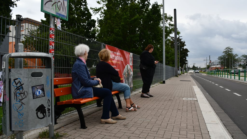 Im Magdeburger Stadtteil Neustädter Feld wurden an zwei Haltestellen „illegal“ Sitzbänke für wartende Fahrgäste aufgestellt.