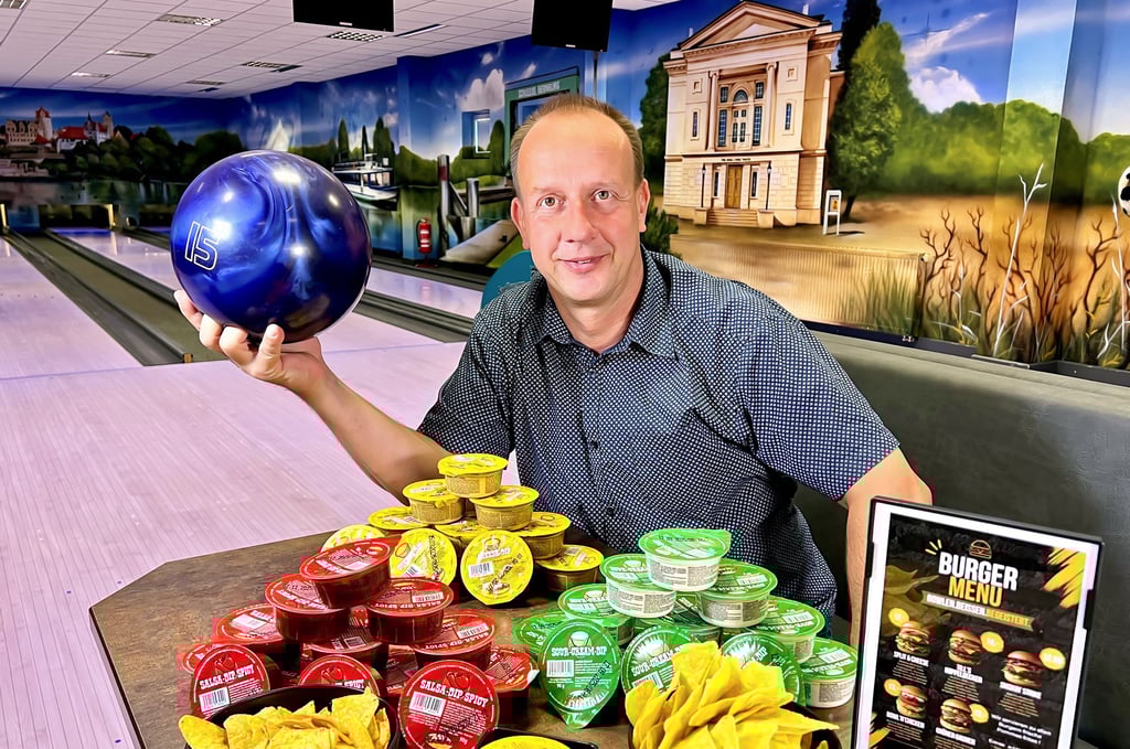 BFG-Geschäftsführer Thomas Gruschka kündigt die Wiedereröffnung des Bowling-Kegel-Centers an und präsentiert neue Angebote.