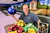 BFG-Geschäftsführer Thomas Gruschka kündigt die Wiedereröffnung des Bowling-Kegel-Centers an und präsentiert neue Angebote. 