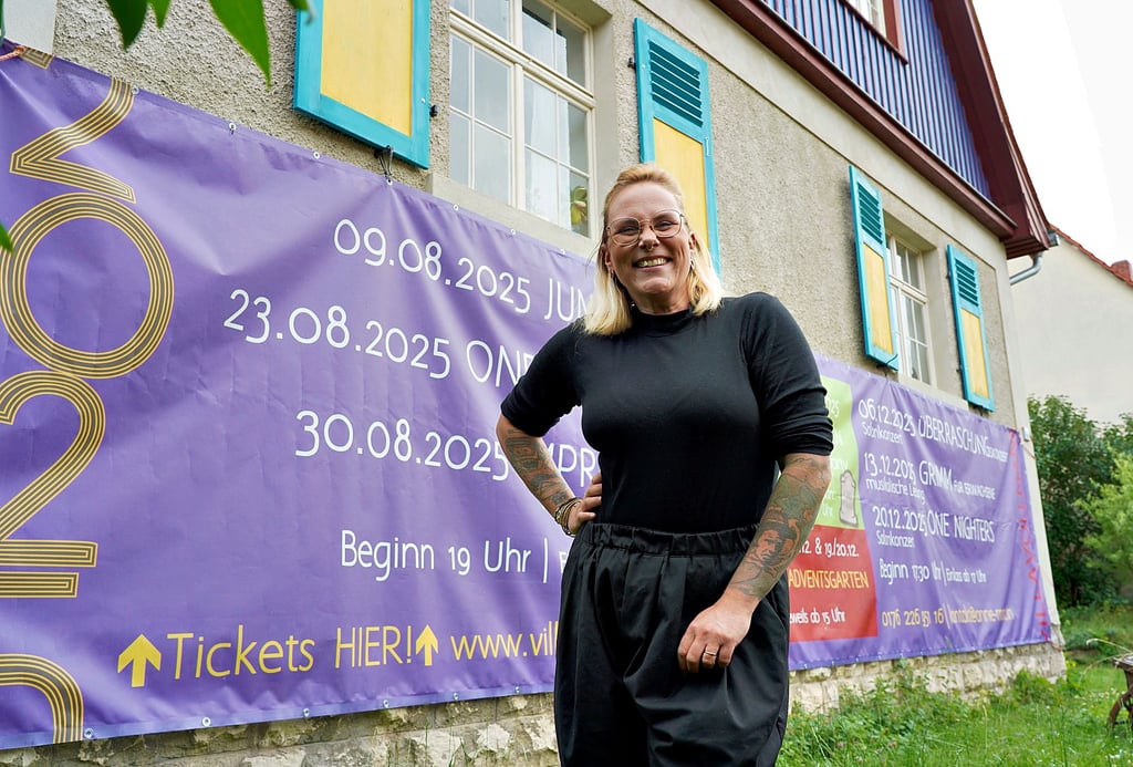 Buntes Werbebanner an bunter Villa: Nach ihrer vorjährigen Babypause hat Villa-Vollmann-Eigentümerin Anne Martin für den Rest des Jahres 2025 ein prallvolles Veranstaltungsprogramm zusammengestellt. Los geht es am übernächsten Sonnabend, dem 9. August, mit einem Konzert der Rio-Reiser-Tribute-Band „Junimond“ in Lossa.