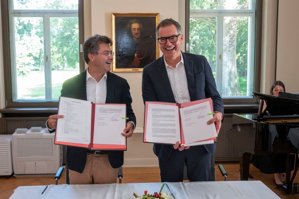 Dessau-Roßlaus Oberbürgermeister Robert Reck und Achim Schloemer von der Deutschen Bundesgartenschau-Gesellschaft haben am Mittwoch den Durchführungsvertrag für die Buga 2035 in Dessau-Roßlau unterzeichnet.