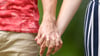 Wird man am Anfang einer Beziehung mit Nähe und Liebe überschüttet, die aber nach kurzer Zeit nachlassen, ist das ein Warnzeichen, dass man an einen Beziehungsängstler geraten ist.