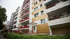 Bei einer Detonation in einem Mehrfamilienhaus in Berlin ist ein Jugendlicher schwer verletzt worden.