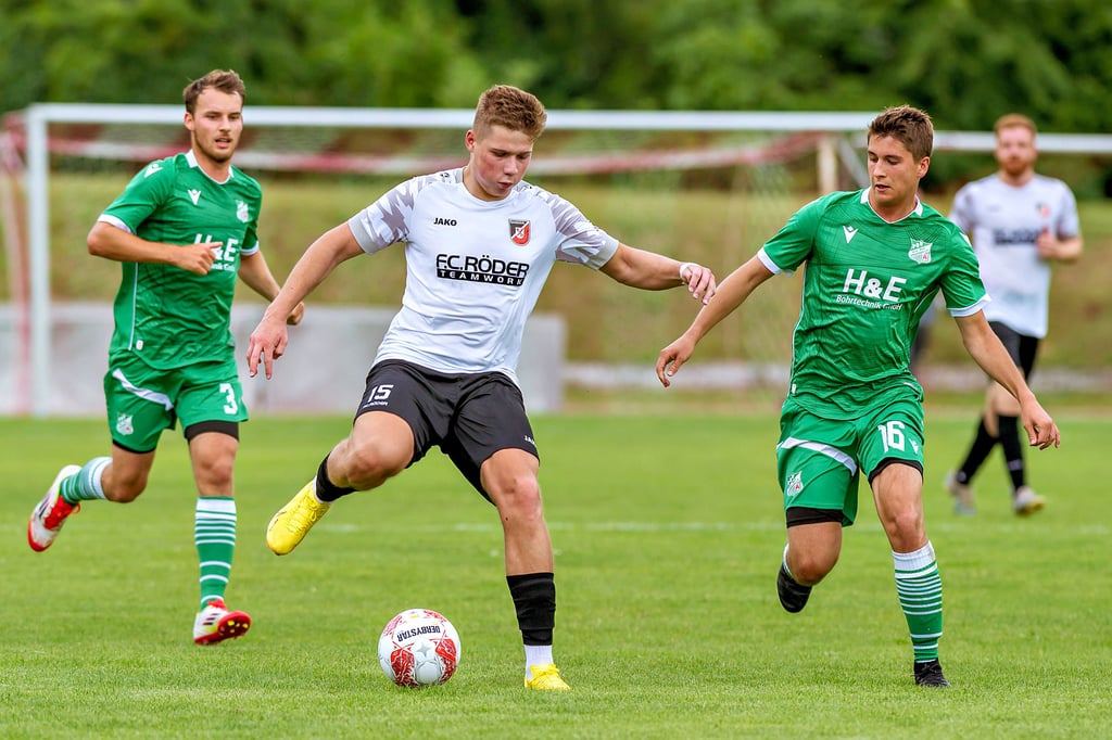 Stürmer Oleksandr „Sascha“ Orlov (am Ball) hat in den Testspielen – hier im Zweikampf mit Nils Richter (r.) von Grün-Weiß Stadtroda – und im Training überzeugt. Er wechselt vom Kreisoberligisten Grün-Gelb Osterfeld zum Landesligisten SC Naumburg.