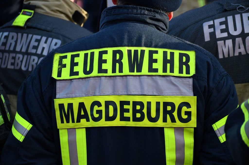 Die Feuerwehr musste in Magdeburg einen brennenden Kleidercontainer löschen.