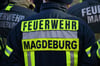 Die Feuerwehr musste in Magdeburg einen brennenden Kleidercontainer löschen.