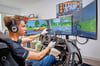 Fahrschüler Jerry Fischer übt das Schalten und Kuppeln am Fahrsimulator der Naumburger Academy-Fahrschule „Fahrwerk 7“.
